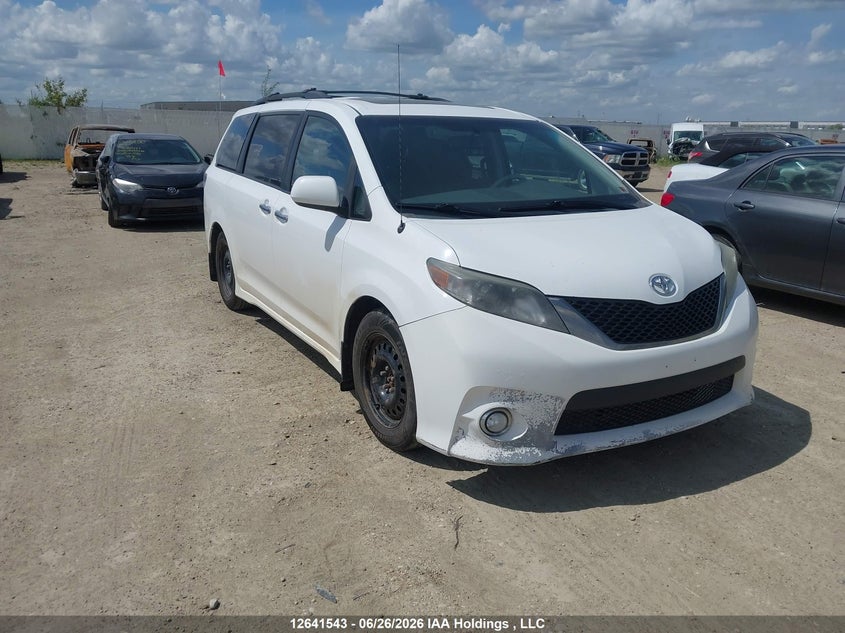 2014 TOYOTA SIENNA SE 8 PASSENGER