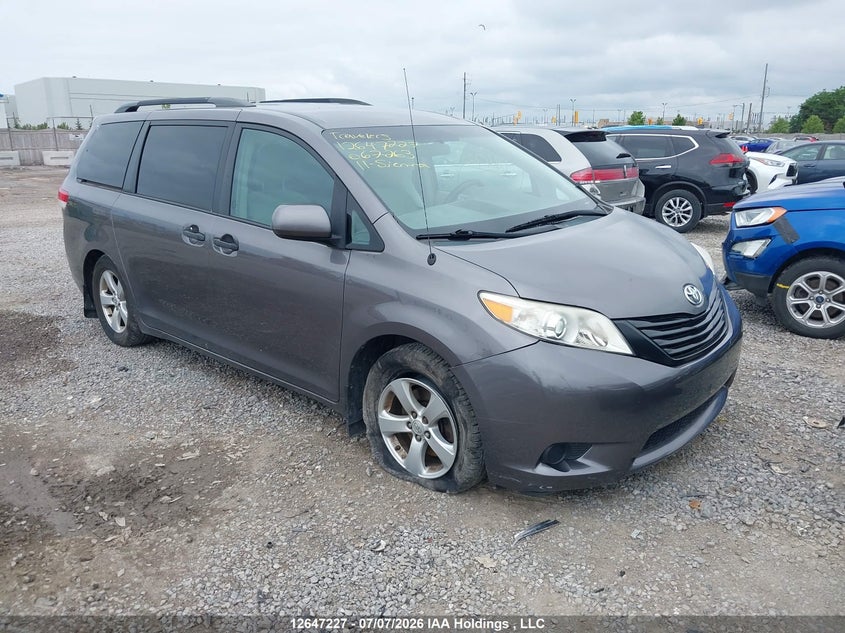 2011 TOYOTA SIENNA