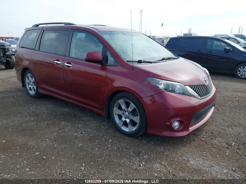 2013 TOYOTA SIENNA SE 8 PASSENGER
