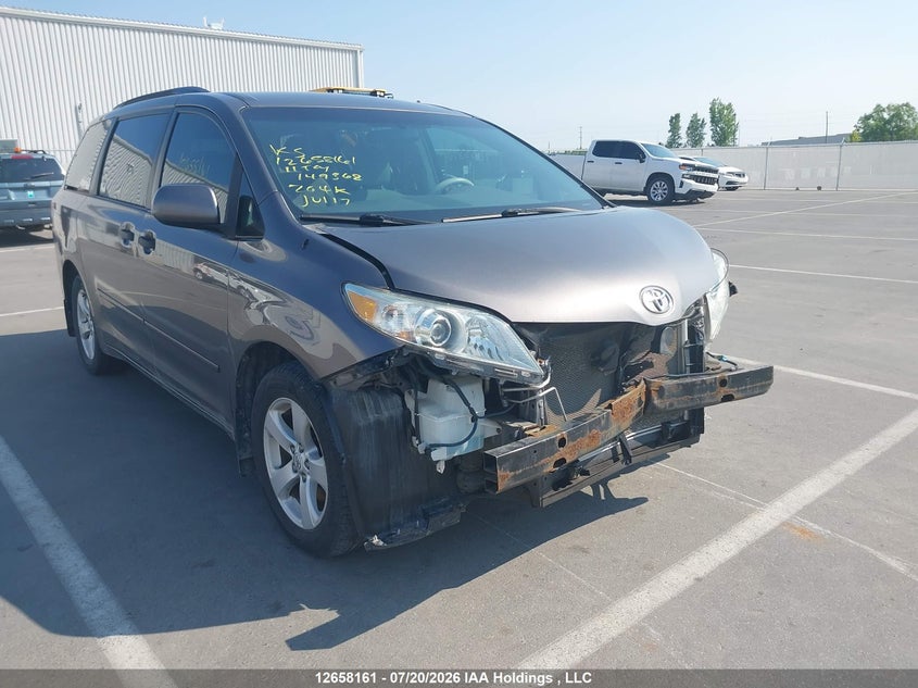 2011 TOYOTA SIENNA